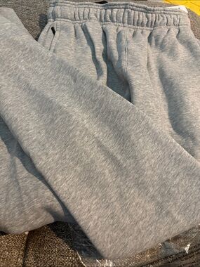 Reebok men’s slim Light Gray Pull-On Joggers